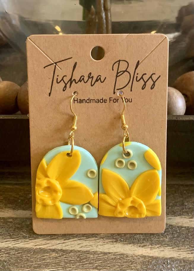 Aqua Half Pills With Yellow Flowers
