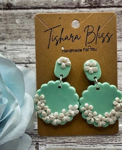 Green Wavy Circles With Whit Flowers